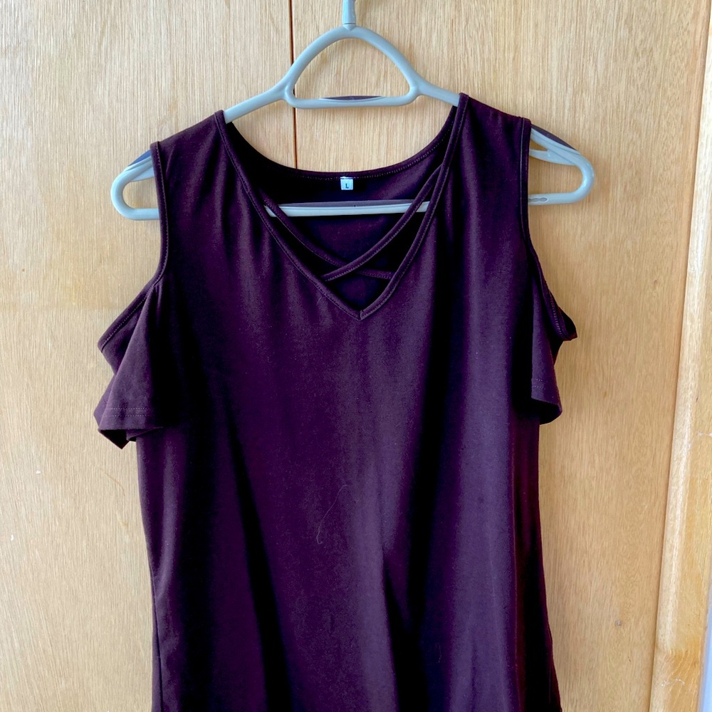 Sexy shoulder exposed, beautiful top!